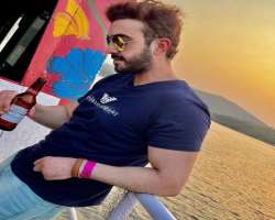 Arpit Kapoor consuming alcohol